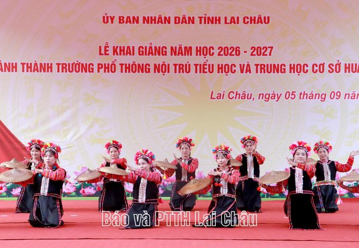 Chương trình văn nghệ tại buổi Lễ khai giảng Trường Phổ thông nội trú TH&THCS Hua Bum.