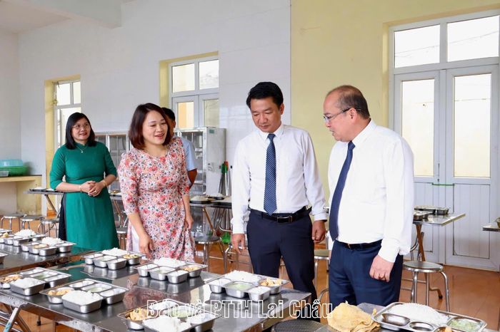Đồng chí Lý Công Hậu - Phó Chủ tịch HĐND tỉnh tham quan khuôn viên và khu vực bán trú Trường PTDTBT TH&THCS Phăng Sô Lin.