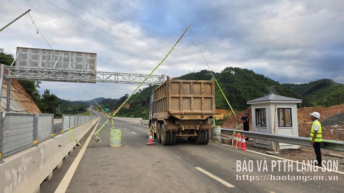 Nhà thầu thi công lắp đặt rào chắn, bố trí lực lượng trực tại các điểm giao cắt