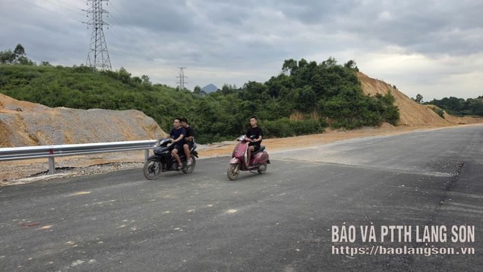 Thanh niên đi xe máy vào đường cao tốc đang thi công tại Km12