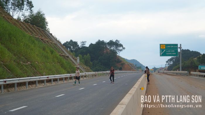 Người dân đi bộ tại Km14 nút giao IC03