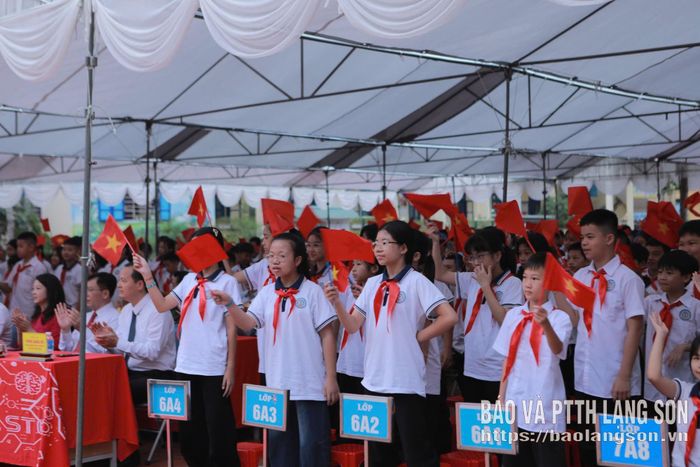Học sinh Trường THCS Vĩnh Trại trong ngày khai giảng đón chào năm học mới