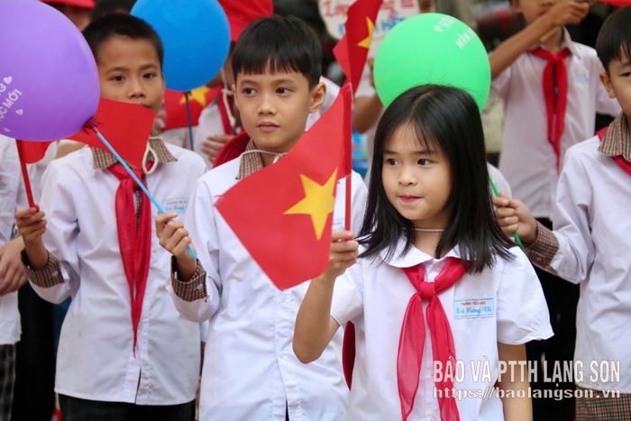 Học sinh Trường Tiểu học Hưng Vũ rạng rỡ trong ngày khai giảng