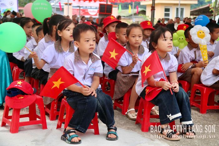Các em học sinh Trường Tiểu học Hưng Vũ trong ngày khai giảng năm học mới