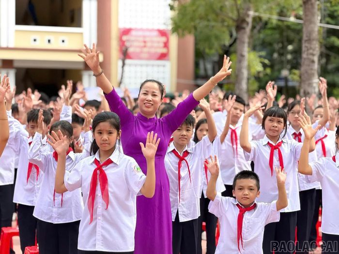 Cô và trò hân hoan đón chào năm học mới.