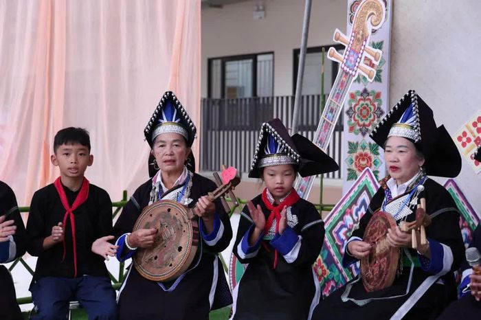 Nghệ nhân và học sinh luyện tập trước khi biểu diễn tại lễ khai giảng.