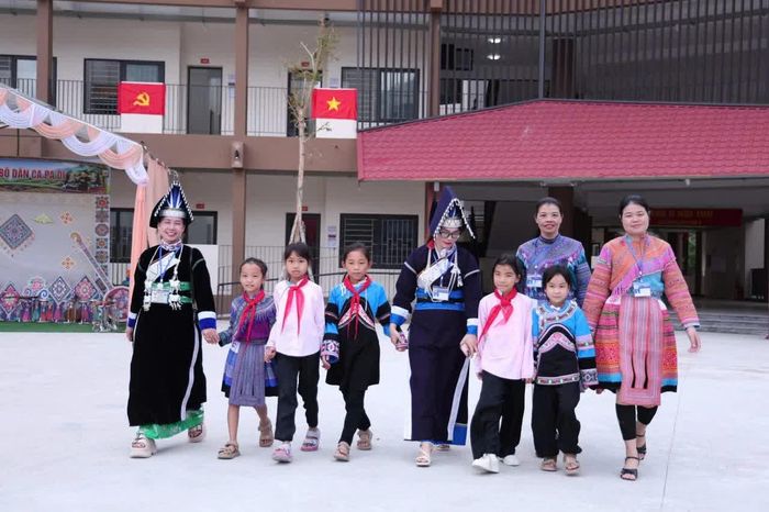 Cô và trò Trường Phổ thông nội trú Tiểu học và THCS Mường Khương phấn khởi đón năm học mới.
