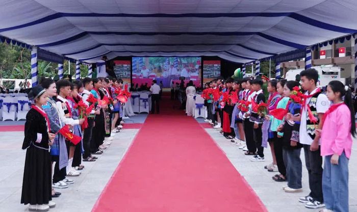 Học sinh chào đón đại biểu dự lễ khai giảng.