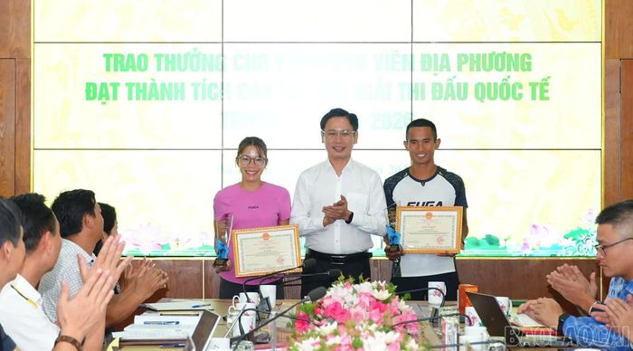 Trao thưởng cho 2 vận động viên Hà Thị Hậu và Ngô Văn Chính.