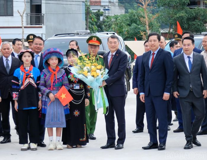 Học sinh Trường Phổ thông nội trú Tiểu học và THCS Mường Khương tặng hoa Thủ tướng Chính phủ Lê Minh Hưng.