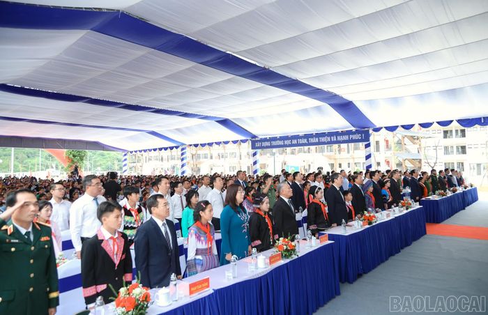 Các đại biểu thực hiện lễ chào cờ.