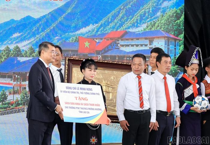 Thủ tướng Chính phủ Lê Minh Hưng tặng bộ sách giáo khoa cho Trường Phổ thông nội trú Tiểu học và THCS Mường Khương.