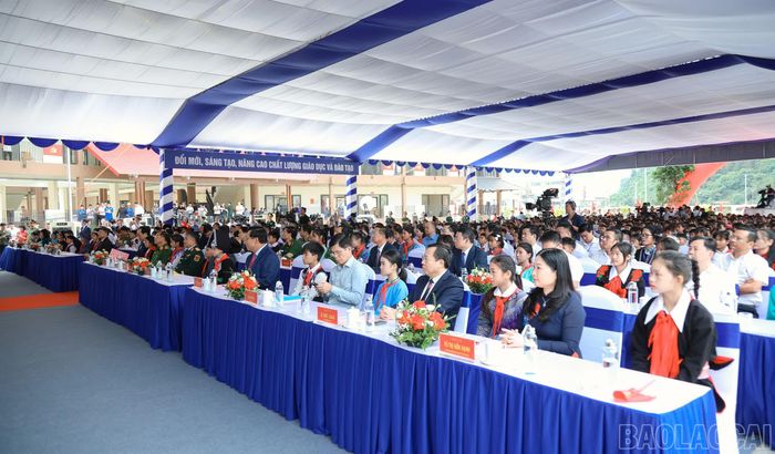 Các đại biểu dự lễ khai giảng.