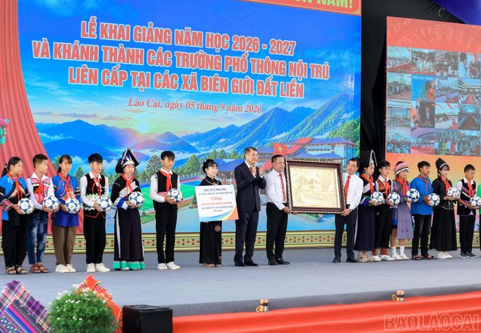 Được sự ủy quyền của Tổng Bí thư, Chủ tịch nước Tô Lâm, Thủ tướng Chính phủ Lê Minh Hưng trao tặng 20 quả bóng cho học sinh Trường Phổ thông nội trú Tiểu học và THCS Mường Khương.