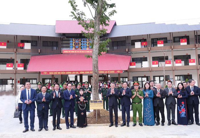 Thủ tướng Chính phủ Lê Minh Hưng trồng cây lưu niệm tại khuôn viên Trường Phổ thông nội trú Tiểu học và THCS Mường Khương.