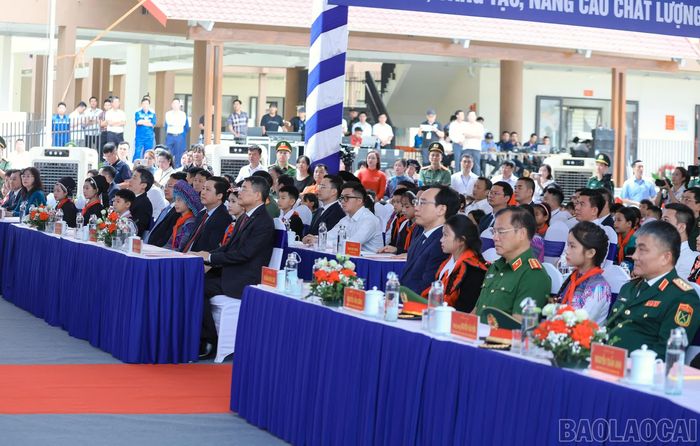 Các đại biểu dự lễ khai giảng.