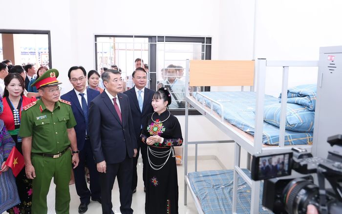 Thủ tướng Chính phủ Lê Minh Hưng thăm khu bán trú của học sinh.