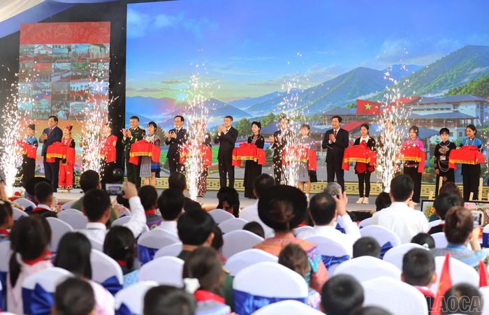 Thủ tướng Chính phủ Lê Minh Hưng và các đại biểu thực hiện nghi thức cắt băng khánh thành đồng loạt các Trường Phổ thông dân tộc nội trú liên cấp Tiểu học và THCS tại các xã biên giới đất liền.