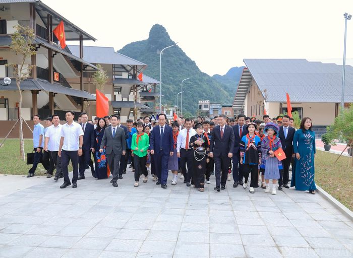 Thủ tướng Chính phủ Lê Minh Hưng cùng các đại biểu tham quan Trường Phổ thông nội trú Tiểu học và THCS Mường Khương.