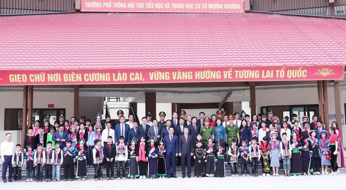 Thủ tướng Chính phủ Lê Minh Hưng và các đại biểu ân cần thăm hỏi, chụp ảnh lưu niệm với thầy và trò Trường Phổ thông nội trú Tiểu học và THCS Mường Khương.