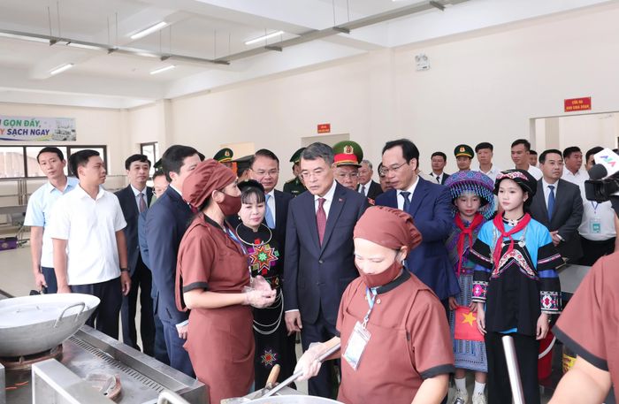 Thủ tướng Chính phủ Lê Minh Hưng thăm khu chế biến thực phẩm của trường.