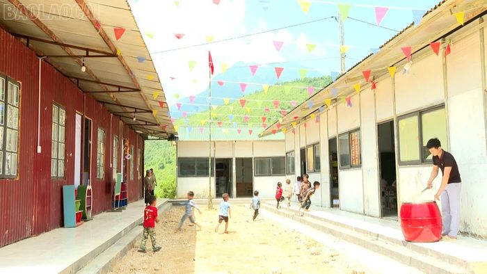 Tiếng trống trường vang lên giữa núi rừng - năm học mới chính thức bắt đầu.