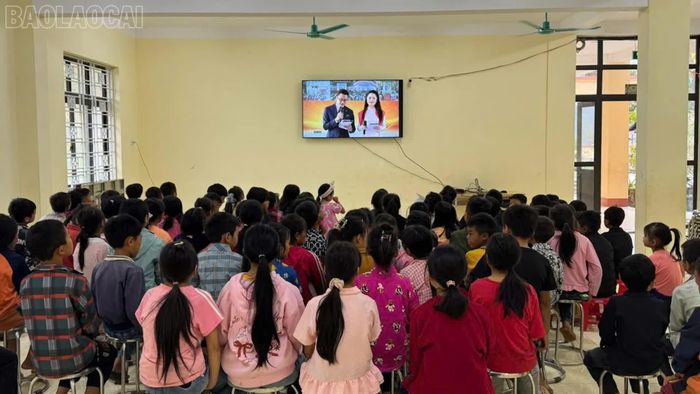 Các điểm trường xã Ngũ Chỉ Sơn đón ngày khai trường qua màn ảnh nhỏ.
