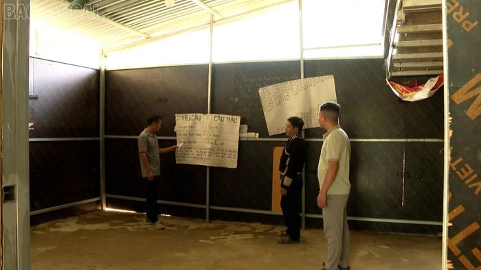 Hơn 1 năm qua, ngôi nhà của Bí thư Chi bộ Vàng A Trá (áo đen) trở thành lớp học của hơn 20 học sinh tiểu học điểm trường Hỏm Trên.