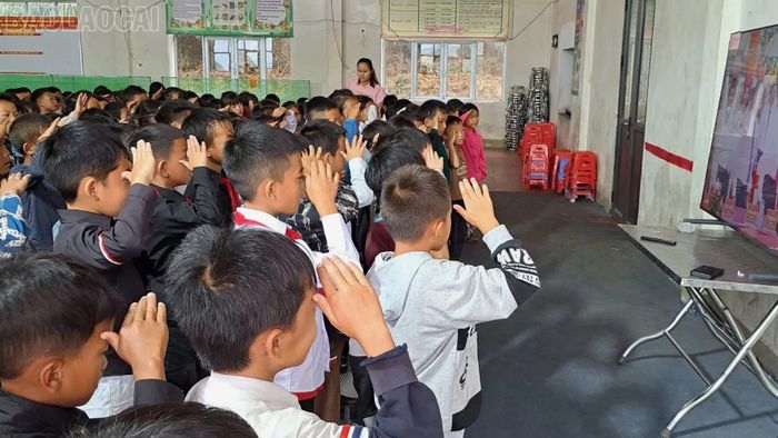 Các điểm trường xã Ngũ Chỉ Sơn đón ngày khai trường qua màn ảnh nhỏ.
