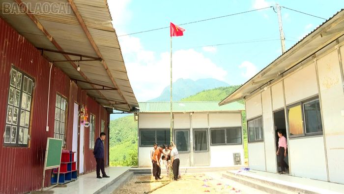 Chung tay làm đẹp điểm trường Hỏm Trên.