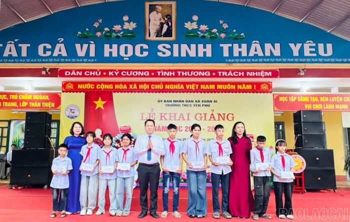 Đồng chí Lưu Trung Kiên - Bí thư Đảng ủy, Chủ tịch HĐND xã Xuân Ái tặng quà các học sinh có hoàn cảnh khó khăn trên địa bàn.