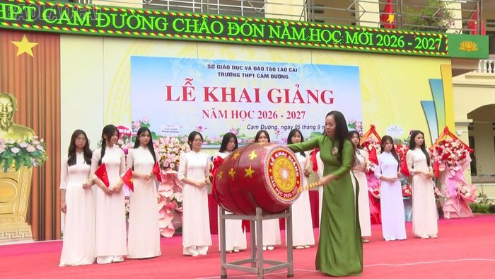 Hiệu trưởng nhà trường đánh trống khai giảng năm học mới.