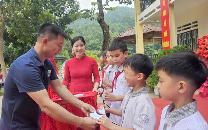 Học sinh nhận học bổng trong ngày khai giảng.