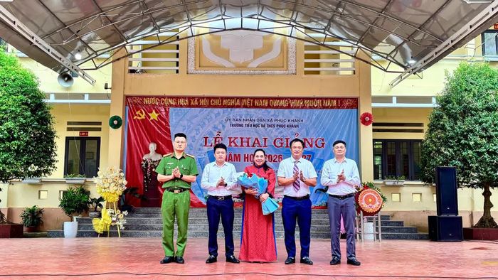 Lãnh đạo xã Phúc Khánh tặng hoa chúc mừng thầy và trò Trường Tiểu học và Trung học cơ sở Phúc Khánh.
