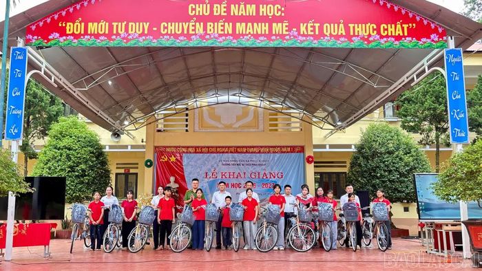 Trao tặng xe đạp cho học sinh có hoàn cảnh khó khăn vươn lên trong học tập.