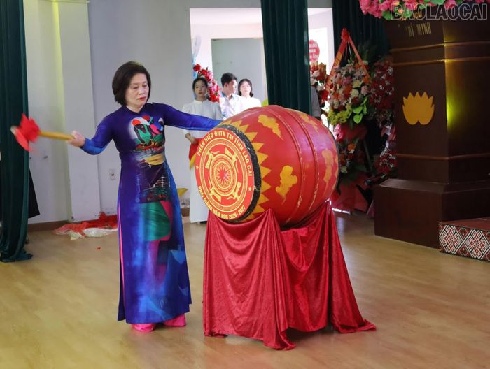 Bà Nguyễn Hồng Liên, Giám đốc Phân hiệu Đại học Thái Nguyên tại Lào Cai đánh trống khai giảng năm học 2026 - 2027.