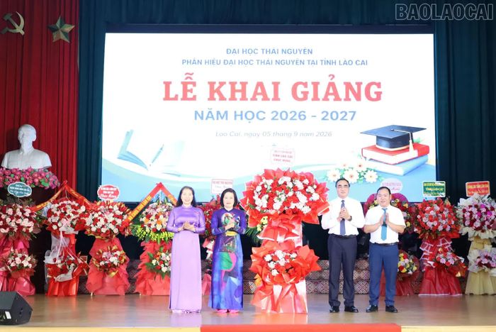 Phân hiệu Đại học Thái Nguyên tại Lào Cai đón nhận lẵng hoa chúc mừng của Đảng ủy UBND tỉnh Lào Cai nhân dịp khai giảng năm học 2026 - 2027.