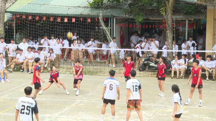 Phần hội diễn ra sôi nổi với các hoạt động thể dục thể thao.