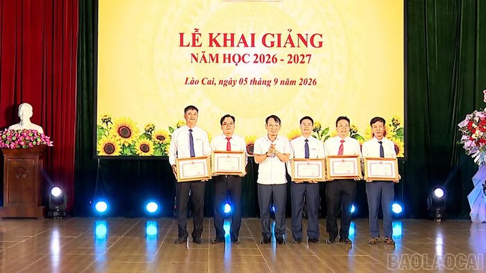 Các tập thể, cá nhân vinh dự nhận Bằng khen của Chủ tịch UBND tỉnh.
