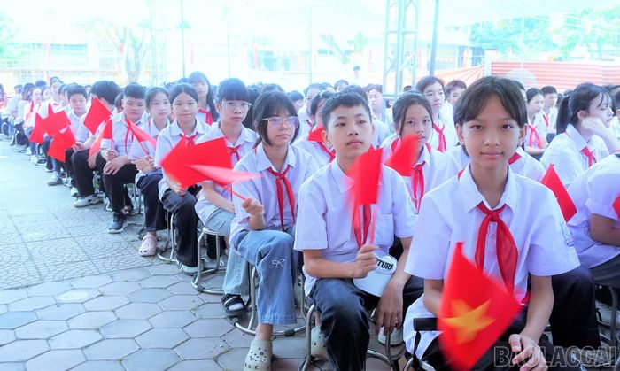 Học sinh trên địa bàn xã Lục Yên hân hoan chào đón năm học mới.