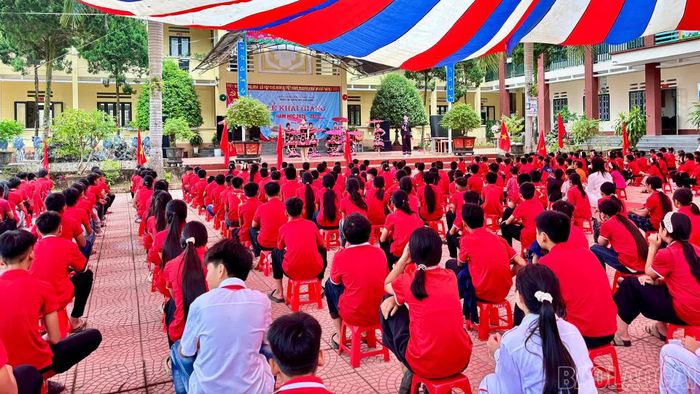 Quang cảnh buổi lễ khai giảng tại Trường Tiểu học và Trung học cơ sở Phúc Khánh.