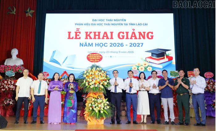 Phân hiệu Đại học Thái Nguyên tại tỉnh Lào Cai đón nhận lẵng hoa chúc mừng của đồng chí Bí thư Tỉnh ủy nhân dịp khai giảng năm học 2026 - 2027.