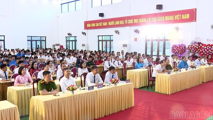 Đại biểu, cán bộ, giảng viên và học sinh, sinh viên tham dự lễ Khai giảng.