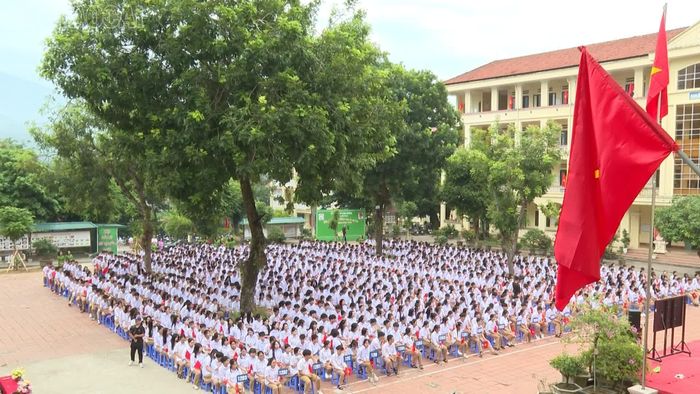 Toàn cảnh lễ khai giảng tại Trường THPT Cam Đường.