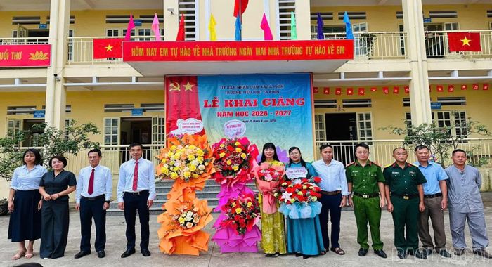 Lãnh đạo xã tặng hoa chúc mừng thầy và trò Trường Tiểu học Tả Phìn.