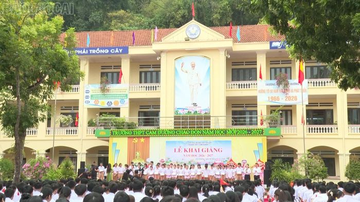 Tặng 45 suất quà cho học sinh có hoàn cảnh khó khăn.