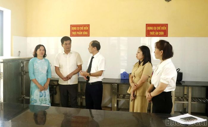 Đồng chí Trần Ngọc Thư - Bí thư Đảng ủy, Chủ tịch HĐND xã kiểm tra cơ sở vật chất tại điểm Trường Tiểu học Quy Mông.