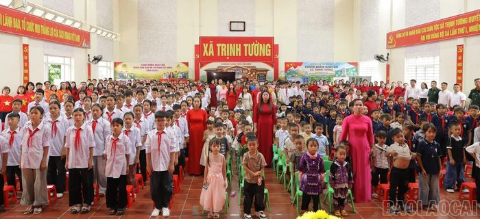 3. Đại biểu và các em học sinh thực hiện nghi thức chào cờ.