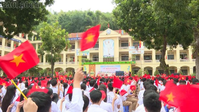 Thầy và trò nhà trường tham dự lễ khai giảng trực tuyến toàn quốc.