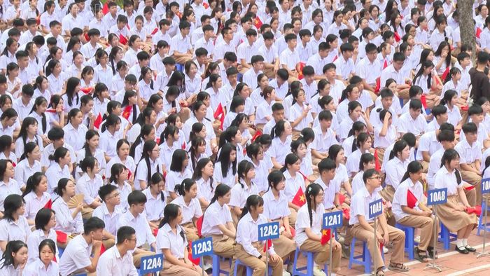 Năm học 2026 - 2027 toàn trường có 1.215 học sinh.